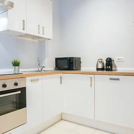 Glamorous Flat With Jacuzzi, King Size Bed And Small Balcony アパート *