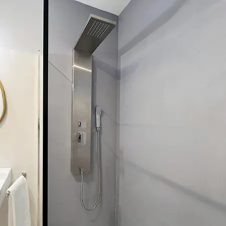 Glamorous Flat With Jacuzzi, King Size Bed And Small Balcony アパート