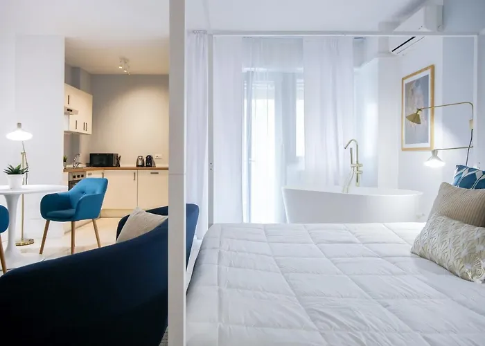 Apartment Glamorous Flat With Jacuzzi, King Size Bed And Small Balcony