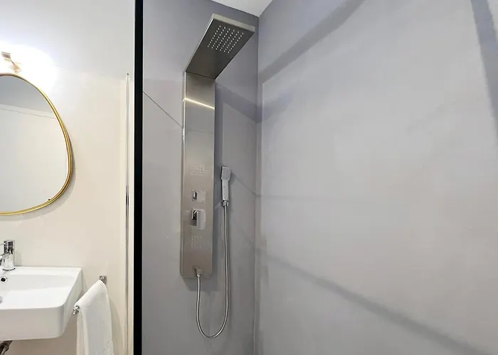 Glamorous Flat With Jacuzzi, King Size Bed And Small Balcony Apartment