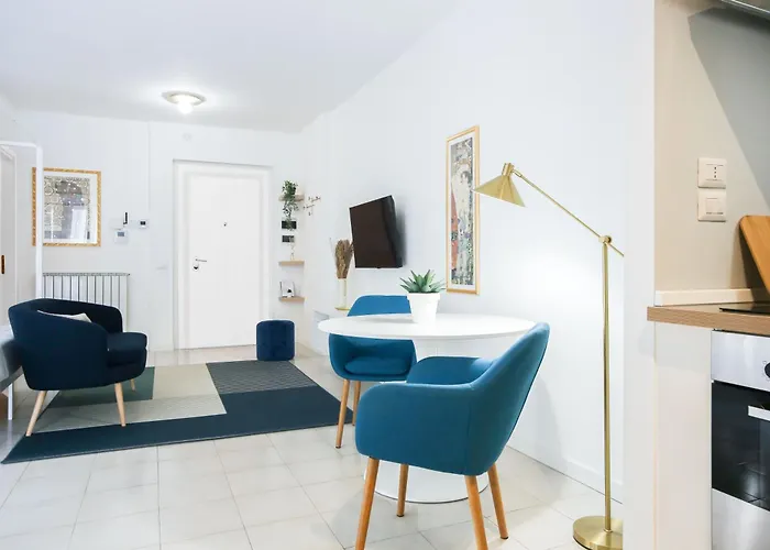 Apartment Glamorous Flat With Jacuzzi, King Size Bed And Small Balcony *