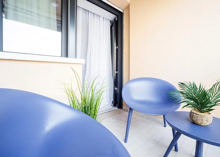 Apartment Glamorous Flat With Jacuzzi, King Size Bed And Small Balcony *