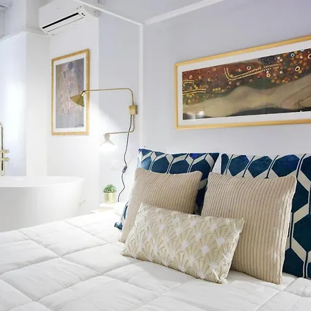 Glamorous Flat With Jacuzzi, King Size Bed And Small Balcony * Perugia