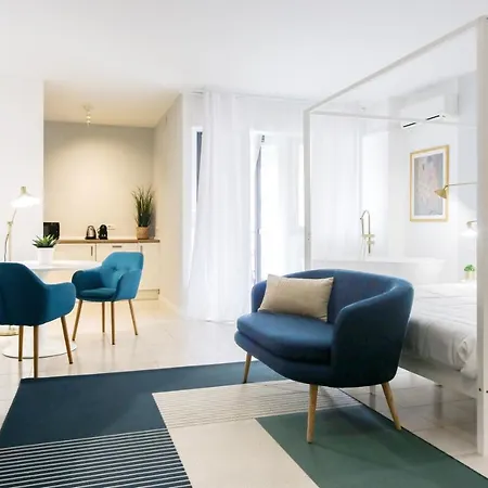 Glamorous Flat With Jacuzzi, King Size Bed And Small Balcony