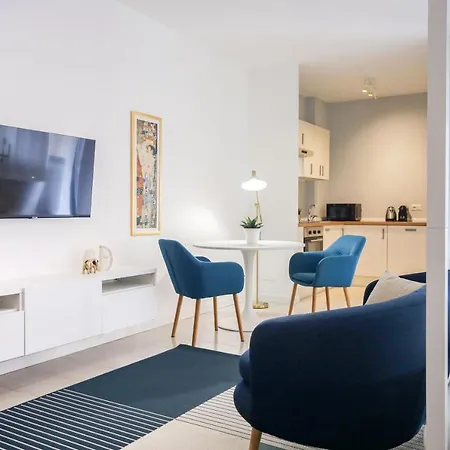 Glamorous Flat With Jacuzzi, King Size Bed And Small Balcony Apartment