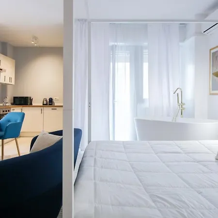 Apartment Glamorous Flat With Jacuzzi, King Size Bed And Small Balcony