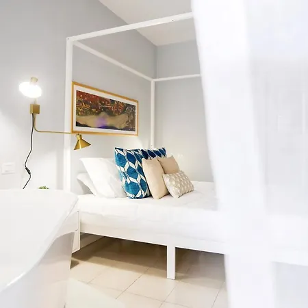 Apartment Glamorous Flat With Jacuzzi, King Size Bed And Small Balcony *