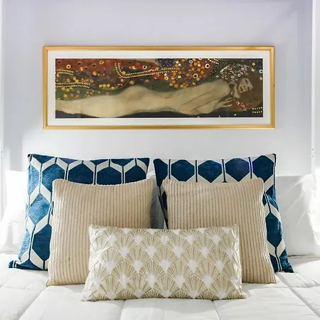 Glamorous Flat With Jacuzzi, King Size Bed And Small Balcony *