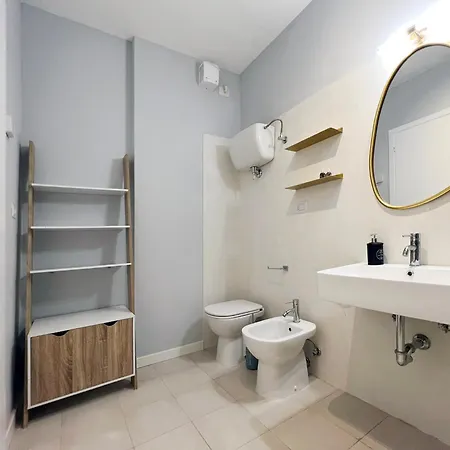 Glamorous Flat With Jacuzzi, King Size Bed And Small Balcony Apartment *