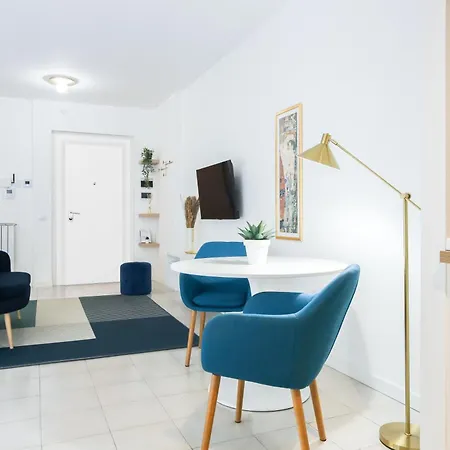 Apartment Glamorous Flat With Jacuzzi, King Size Bed And Small Balcony *