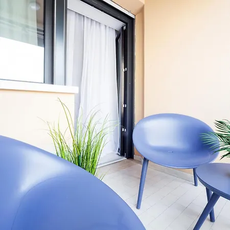 Apartment Glamorous Flat With Jacuzzi, King Size Bed And Small Balcony *