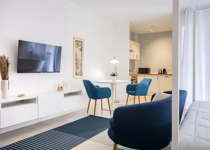 Glamorous Flat With Jacuzzi, King Size Bed And Small Balcony Διαμέρισμα