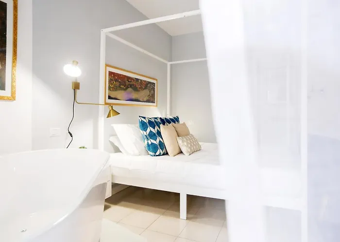 Διαμέρισμα Glamorous Flat With Jacuzzi, King Size Bed And Small Balcony *