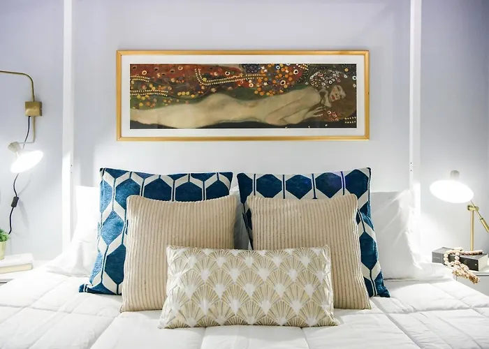 Glamorous Flat With Jacuzzi, King Size Bed And Small Balcony *