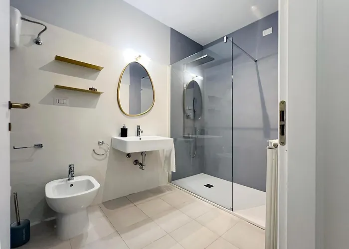 Glamorous Flat With Jacuzzi, King Size Bed And Small Balcony Περούτζια